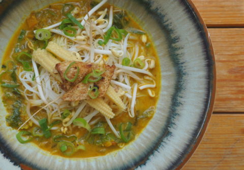 Vegan curry laksa noedelsoep met snijbiet, tofu, tauge en mini-mais