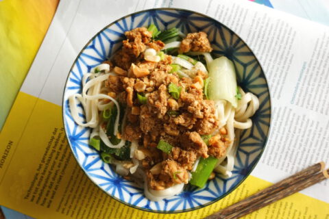 Vegan dan dan noedels met tempeh en paksoi