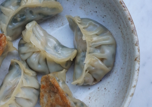 Vegan dumplings met palmkool en shiitaki