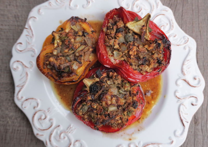 Vegan gevulde paprika met noten en rozijnen