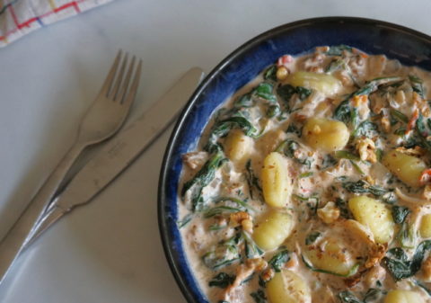 Vegan gnocchi met spinazie, walnoten en room