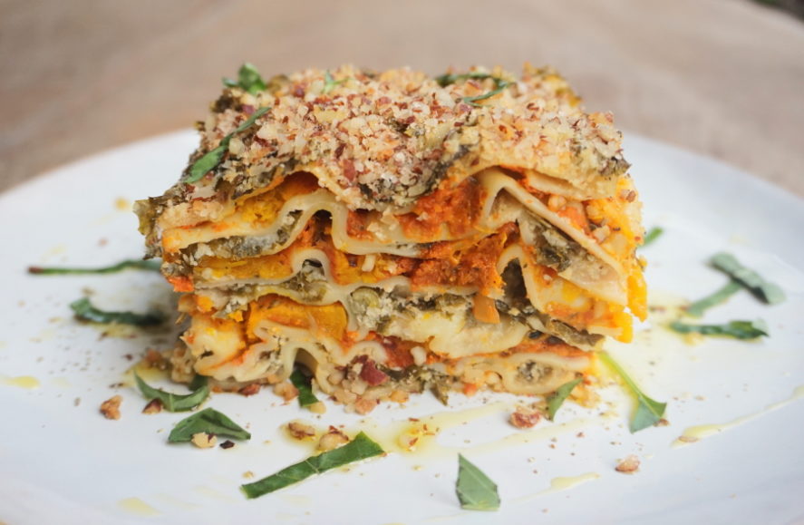 Vegan lasagne met seizoensgroenten winter en herfst; pompoen en boerenkool