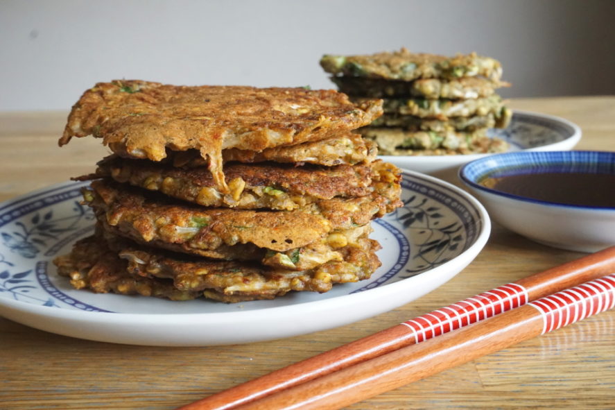 Koreaanse vegan mungbonen pannenkoek met kimchi tauge, lente ui en koriander