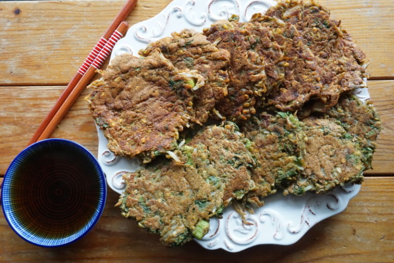 Koreaanse vegan mungbonen pannenkoek met kimchi tauge, lente ui en koriander met dipsaus