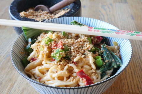 Vegan noodles met walnoten, sesamzaad en pinda's; paksoi