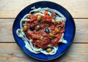 Vegan pasta met olijvensaus