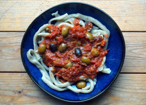 Vegan pasta met olijven tomaten saus