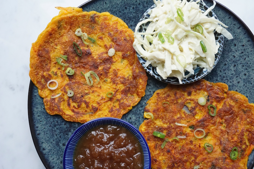 Vegan hartige pompoen pannenkoeken met groenten