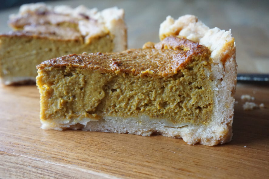 Romige, zachte vegan pompoentaart (hartig, maar kan ook zoet) met cashewnoten