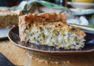 Vegan quiche met prei en doperwt