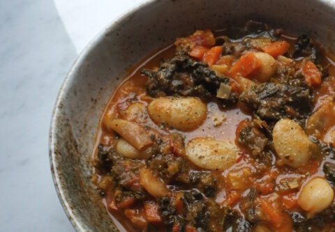 Vegan ribollita met palmkool, witte bonen en wortel