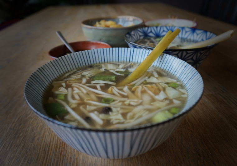 vegan soato met aardappeltjes, tauge en ketjap saus