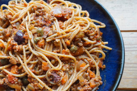Snelle vegan pasta bolognese met noten (walnoot en amandel) en linzen uit blik