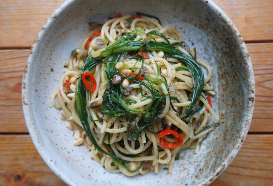 Vegan spaghetti met monniksbaard, chilipeper en kappertjes