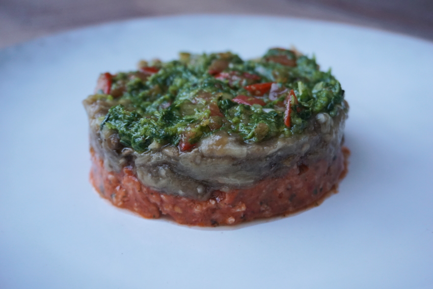 Vegan steak tartaar van aubergine met pappa al pomodoro en groene kruidenolie