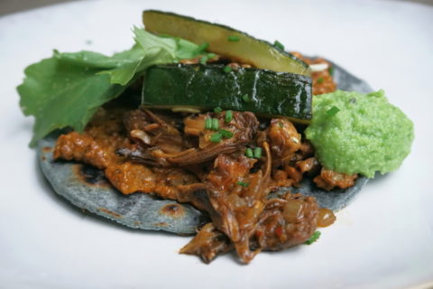 Vegan jackfruit taco met geroosterde jackfruit in BBQ saus, pinda en amandel salsa, courgette en doperwtenguaca