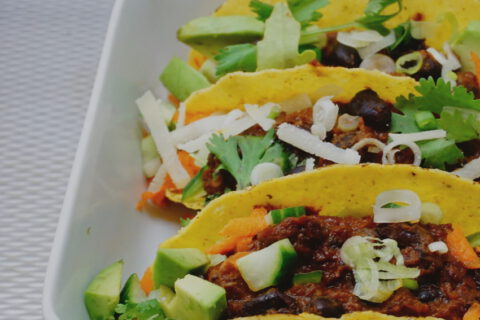 Vegan taco saus (zelfgemaakt) met chilipepers en zwarte bonen
