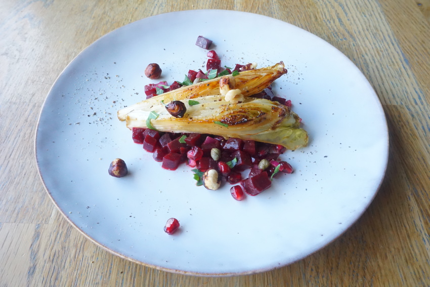 Gekarameliseerde witlof en bieten salade