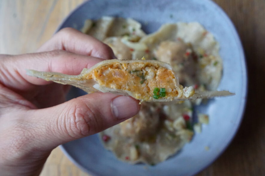 Zelfgemaakte vegan ravioli gevuld met zoete aardappel, ongeroosterde cashewnoten en dragon