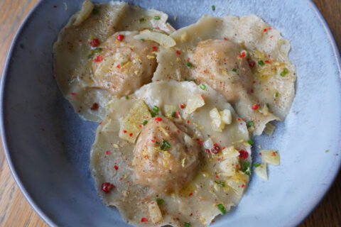 Zelfgemaakte vegan ravioli gevuld met zoete aardappel, ongeroosterde cashewnoten, citroenrasp en dragon