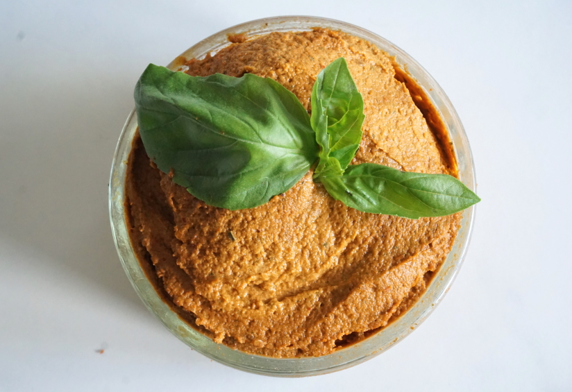 Zonnebloempitten spread met zongedroogde tomaat en basilicum