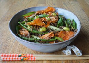 Sobanoedelsalade met sojabonen, wortel, haricots verts en nori dressing