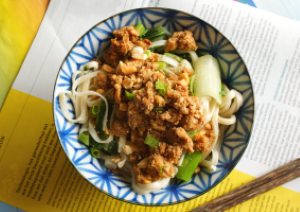 Vegan dan-dan noedels met tempeh en paksoi