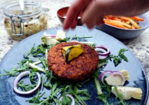 Vegan kidneybonenburger met ingemaakte courgette