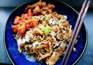 vegan noedels van knolselderij met tofu en tempeh