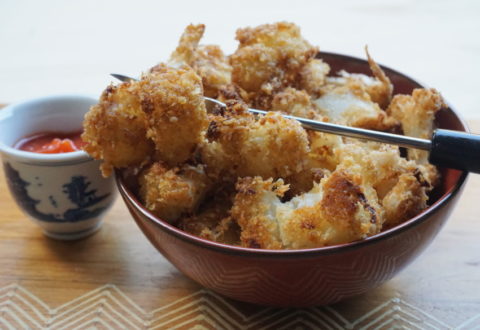 Krokante bloemkool stukjes met chilisaus