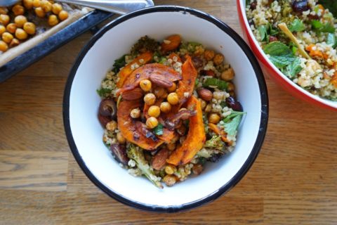 vegan bulgur salade met geroosterde pompoen, broccoli, kikkererwt