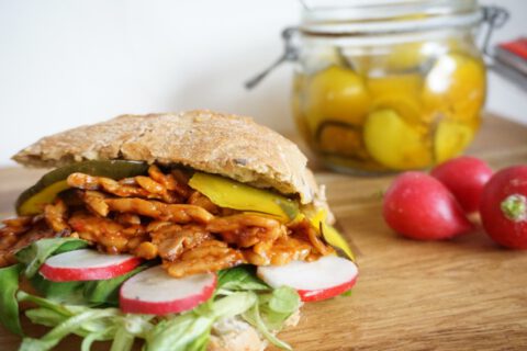 courgette inmaken; met broodje met rokerige tempeh