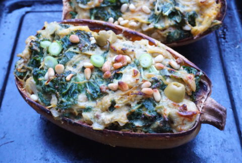 Vegan gevulde spaghetti pompoen met boerenkool, cashewnoten bechamelsaus, olijven en pijnboompitten